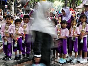 Ancol Bagi-bagi Suvenir Edukatif di Hari Pendidikan Nasional Ancol Bagi-bagi Suvenir Edukatif di Hari Pendidikan Nasional