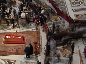 Ribuan Orang Berikan Penghormatan Terakhir untuk Paus Fransiskus Ribuan Orang Berikan Penghormatan Terakhir untuk Paus Fransiskus