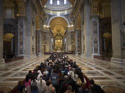 Video: Ribuan Umat Katolik Dunia Melayat Paus Fransiskus di Basilika Santo Petrus