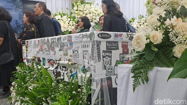 Inilah Penampakan Peti Jenazah Ricky Seringai Dipenuhi Stiker Band