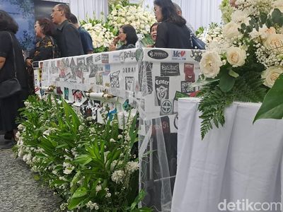 Inilah Penampakan Peti Jenazah Ricky Seringai Dipenuhi Stiker Band