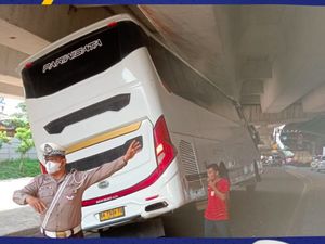 Bus Nyangkut di Kolong Flyover Cempaka Putih Jakpus, Lalin Macet Bus Nyangkut di Kolong Flyover Cempaka Putih Jakpus, Lalin Macet
