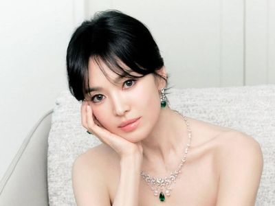 7 Gaya Mewah Song Hye Kyo Pakai Kalung Berlian Rp 18,8 M Koleksi Chaumet