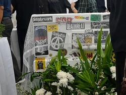 Video Potret Peti Jenazah Ricky Siahaan Dihiasi Stiker-stiker