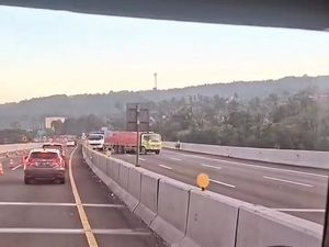 Truk Gagal Nanjak Mundur Zigzag di Tol, Sopir Salah Ngoper Gigi Truk Gagal Nanjak Mundur Zigzag di Tol, Sopir Salah Ngoper Gigi