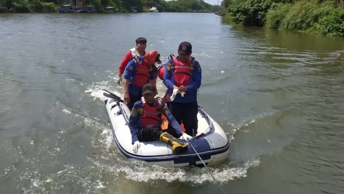 Tim SAR mendapatkan jasad sopir taksi online di Sungai Cisadane, Kabupaten Tangerang. Pria berinisial MR (35) dibunuh dua pelaku begal. (dok BPBD Kab Tangerang) Tim SAR mendapatkan jasad sopir taksi online di Sungai Cisadane, Kabupaten Tangerang. Pria berinisial MR (35) dibunuh dua pelaku begal. (dok BPBD Kab Tangerang)