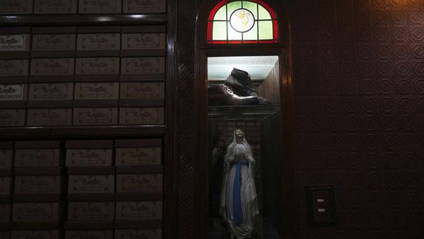 Toko Sepatu Ini Simpan Jejak Kesederhanaan Paus Fransiskus