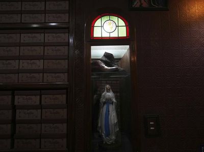 Toko Sepatu Ini Simpan Jejak Kesederhanaan Paus Fransiskus