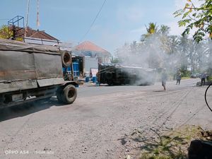 Ban Pecah, Truk Angkut Udang Terguling di Jalan Denpasar-Gilimanuk Ban Pecah, Truk Angkut Udang Terguling di Jalan Denpasar-Gilimanuk