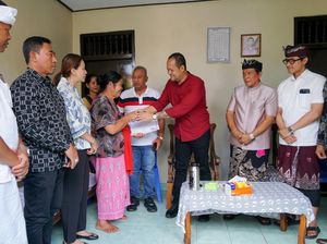 Wabup Badung Serahkan Reward Akta Kematian untuk Warga Dalung dan Sading Wabup Badung Serahkan Reward Akta Kematian untuk Warga Dalung dan Sading