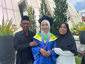 Haru Anak Tukang Becak di Surabaya Berhasil Raih Gelar Magister Haru Anak Tukang Becak di Surabaya Berhasil Raih Gelar Magister