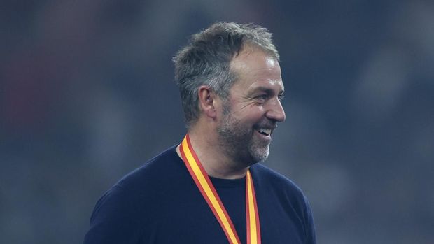 barcelona hansi flick piala super spanyol barcelona vs real madrid el clasico JEDDAH, SAUDI ARABIA - JANUARY 12: Hansi Flick, Head Coach of FC Barcelona, reacts whilst wearing his Supercopa de Espana winners' medal during the trophy presentation after the Spanish Super Cup Final between Real Madrid and FC Barcelona at King Abdullah Sports City on January 12, 2025 in Jeddah, Saudi Arabia. (Photo by Yasser Bakhsh/Getty Images)