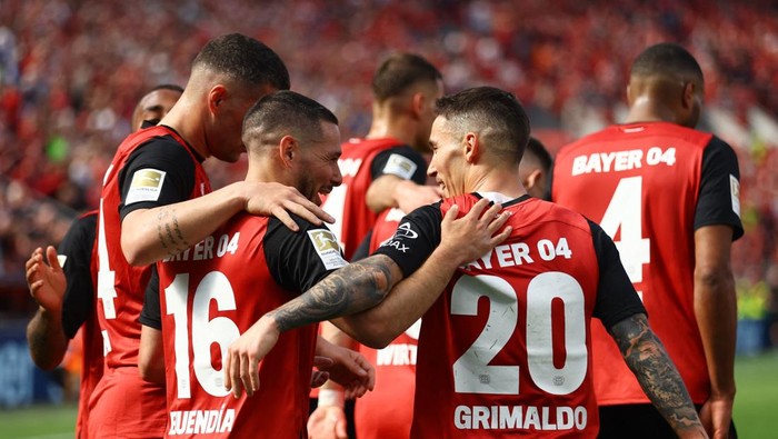Bayer Leverkusen vs Augsburg Soccer Football - Bundesliga - Bayer Leverkusen v FC Augsburg - BayArena, Leverkusen, Germany - April 26, 2025 Bayer Leverkusens Emiliano Buendia celebrates scoring their second goal with Granit Xhaka and Alex Grimaldo REUTERS/Thilo Schmuelgen DFL REGULATIONS PROHIBIT ANY USE OF PHOTOGRAPHS AS IMAGE SEQUENCES AND/OR QUASI-VIDEO.