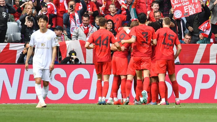 bayern munich vs mainz bayern munich bundesliga liga jerman MUNICH, GERMANY - APRIL 26: Players of FC Bayern Muenchen celebrate after scoring a goal at the Bundesliga match between FC Bayern Muenchen and 1. FSV Mainz 05 at Allianz Arena on April 26, 2025 in Munich, Germany. (Photo by Franz Kirchmayr/SEPA.Media /Getty Images)