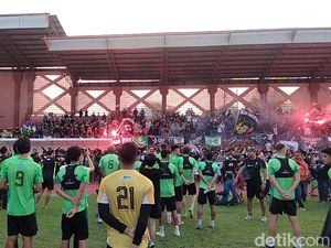 Dukungan Bonek untuk Persebaya Jelang Laga Lawan Arema FC Dukungan Bonek untuk Persebaya Jelang Laga Lawan Arema FC