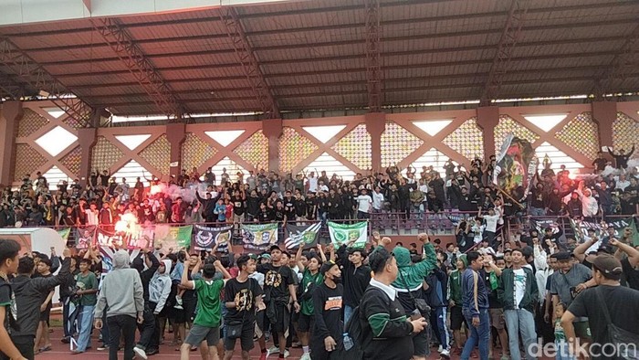 Bonek dukung Persebaya di saat menyaksikan latihan pemain di Lapangan Thor Bonek dukung Persebaya di saat menyaksikan latihan pemain di Lapangan Thor
