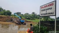 Cegah Pendangkalan, Petugas Bersihkan Kali Ciliwung