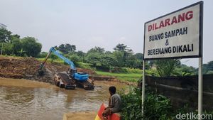 Cegah Pendangkalan, Petugas Bersihkan Kali Ciliwung