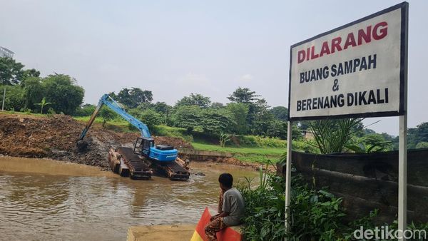 Cegah Pendangkalan, Petugas Bersihkan Kali Ciliwung