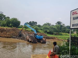 Cegah Pendangkalan, Petugas Bersihkan Kali Ciliwung