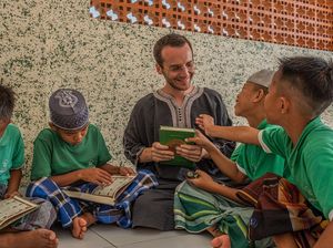 Kisah Bule Belanda Peduli Anak Sumbawa, Berawal dari Backpacking ke Lombok Kisah Bule Belanda Peduli Anak Sumbawa, Berawal dari Backpacking ke Lombok
