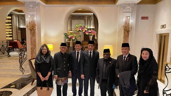 Jokowi dkk Utusan Prabowo Serba Hitam ke Pemakaman Paus Fransiskus