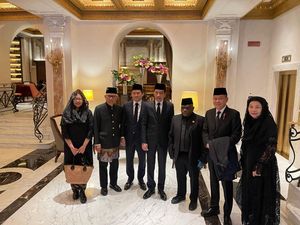 Jokowi dkk Utusan Prabowo Serba Hitam ke Pemakaman Paus Fransiskus Jokowi dkk Utusan Prabowo Serba Hitam ke Pemakaman Paus Fransiskus