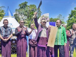Fadli Zon Dinobatkan Jadi Bagian Keluarga Lamaholot di Flores Timur Fadli Zon Dinobatkan Jadi Bagian Keluarga Lamaholot di Flores Timur