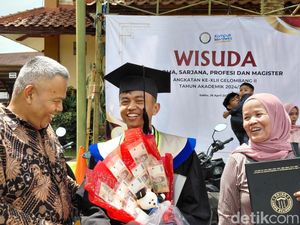Kebahagiaan Firman Tukang Cilung, Lulus dari Uniga dengan IPK 3,95 Kebahagiaan Firman Tukang Cilung, Lulus dari Uniga dengan IPK 3,95