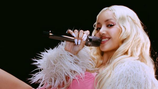 7 Gaya Lisa BLACKPINK Jadi Alter Ego Kiki Tampil Beda Pakai Wig Blonde