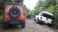 Kala Mobil Gubsu Bobby Terperosok-Pecah Ban Saat Jajal Jalan Rusak di Paluta