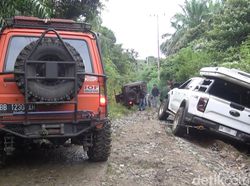 Kala Mobil Gubsu Bobby Terperosok-Pecah Ban Saat Jajal Jalan Rusak di Paluta