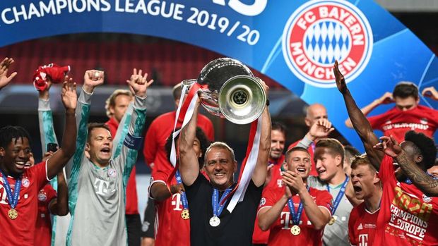 hansi flick bayern munich liga champions 2019/2020 LISBON, PORTUGAL - AUGUST 23: Hans-Dieter Flick, Head Coach of FC Bayern Munich lifts the UEFA Champions League Trophy following his team's victory in the UEFA Champions League Final match between Paris Saint-Germain and Bayern Munich at Estadio do Sport Lisboa e Benfica on August 23, 2020 in Lisbon, Portugal. (Photo by Michael Regan - UEFA/UEFA via Getty Images)