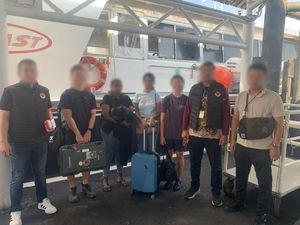 Imigrasi Batam Deportasi 9 WNA gegara Salahgunakan Izin Tinggal Imigrasi Batam Deportasi 9 WNA gegara Salahgunakan Izin Tinggal