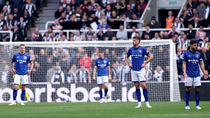 NEWCASTLE UPON TYNE, ENGLAND - APRIL 26: Cameron Burgess of Ipswich Town and teammates look dejected after conceding their third goal during the Premier League match between Newcastle United FC and Ipswich Town FC at St James Park on April 26, 2025 in Newcastle upon Tyne, England. (Photo by Alex Livesey/Getty Images)
