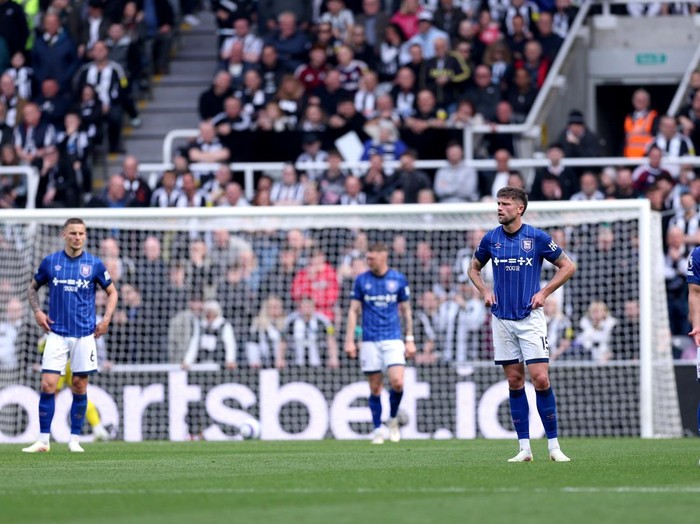 NEWCASTLE UPON TYNE, ENGLAND - APRIL 26: Cameron Burgess of Ipswich Town and teammates look dejected after conceding their third goal during the Premier League match between Newcastle United FC and Ipswich Town FC at St James' Park on April 26, 2025 in Newcastle upon Tyne, England. (Photo by Alex Livesey/Getty Images)
