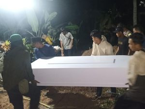 Korban Pembunuhan Keji di Tangerang Dimakamkan Korban Pembunuhan Keji di Tangerang Dimakamkan