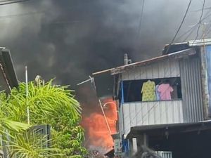 Kebakaran di Jalan Andi Mangerangi Makassar, Damkar Dikerahkan