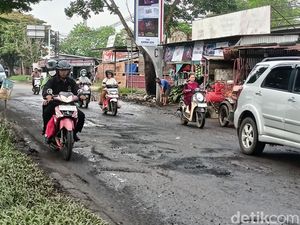 Hati-hati, Ada Lubang Besar di Jalan Pangeran Ratu SU I Palembang Hati-hati, Ada Lubang Besar di Jalan Pangeran Ratu SU I Palembang