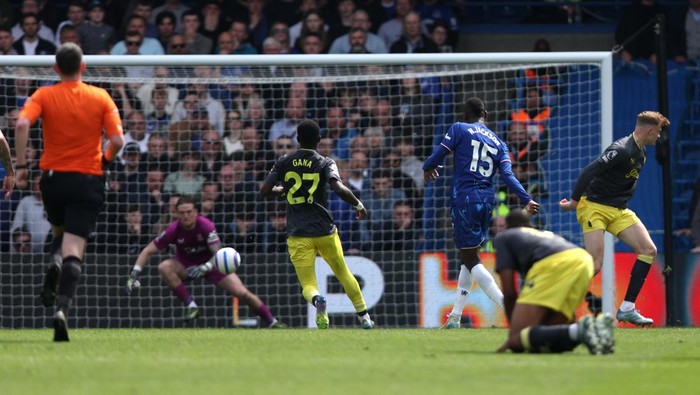 Liga Inggris LONDON, ENGLAND - APRIL 26: Nicolas Jackson of Chelsea scores his teams first goal during the Premier League match between Chelsea FC and Everton FC at Stamford Bridge on April 26, 2025 in London, England. (Photo by Ryan Hiscott/Getty Images)