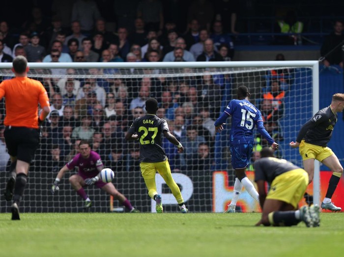 LONDON, ENGLAND - APRIL 26: Nicolas Jackson of Chelsea scores his team's first goal during the Premier League match between Chelsea FC and Everton FC at Stamford Bridge on April 26, 2025 in London, England. (Photo by Ryan Hiscott/Getty Images)