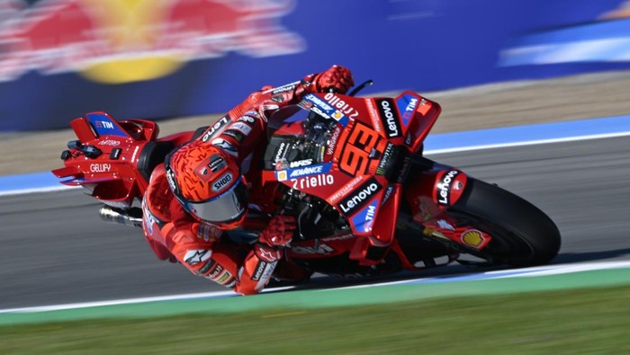 marc marquez motogp spanyol 2025 motogp 2025 ducati lenovo team CADIZ, SPAIN - APRIL 26: Marc Marquez of Ducati Lenovo Team takes part in warm-up sessions at the 4.42-kilometer Jerez-Angel Nieto Circuit in Jerez de la Frontera, Cadiz, ahead of the Spanish Jerez Grand Prix, the fifth round of the 2025 MotoGP World Championship, on April 26, 2025. (Photo by Burak Akbulut/Anadolu via Getty Images)