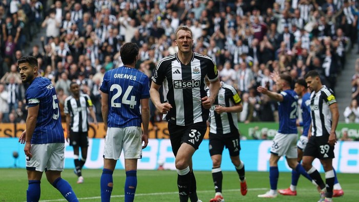 Newcastle United vs Ipswich Town Soccer Football - Premier League - Newcastle United v Ipswich Town - St James Park, Newcastle, Britain - April 26, 2025 Newcastle Uniteds Dan Burn celebrates scoring their second goal Action Images via Reuters/Lee Smith EDITORIAL USE ONLY. NO USE WITH UNAUTHORIZED AUDIO, VIDEO, DATA, FIXTURE LISTS, CLUB/LEAGUE LOGOS OR LIVE SERVICES. ONLINE IN-MATCH USE LIMITED TO 120 IMAGES, NO VIDEO EMULATION. NO USE IN BETTING, GAMES OR SINGLE CLUB/LEAGUE/PLAYER PUBLICATIONS. PLEASE CONTACT YOUR ACCOUNT REPRESENTATIVE FOR FURTHER DETAILS..