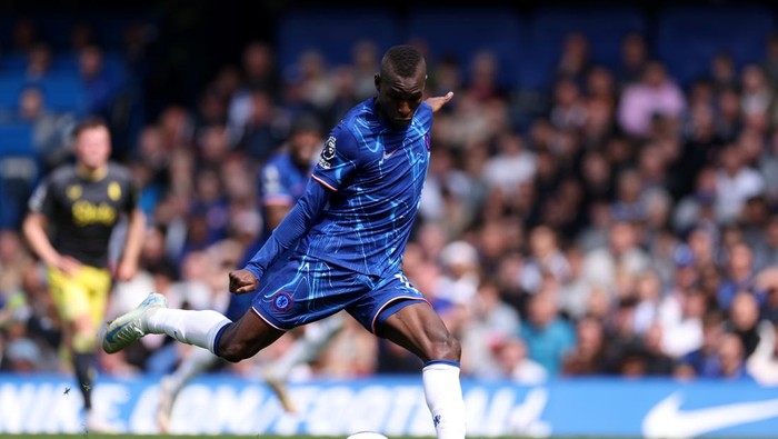 LONDON, ENGLAND - APRIL 26: Nicolas Jackson of Chelsea scores his teams first goal during the Premier League match between Chelsea FC and Everton FC at Stamford Bridge on April 26, 2025 in London, England. (Photo by Warren Little/Getty Images)