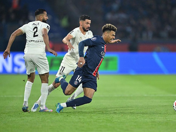 PARIS, FRANCE - APRIL 25: Desire Doue (R) of Paris Saint - Germain in action during the French Ligue 1 (L1) football match between Paris Saint-Germain (PSG) and Nice at Parc des Princes stadium in Paris, France on April 25, 2025. (Photo by Mustafa Yalcin/Anadolu via Getty Images)