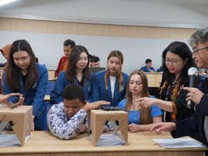 Siswa SLB di Surabaya Ikuti Pelatihan AI untuk Pendidikan hingga Pekerjaan Siswa SLB di Surabaya Ikuti Pelatihan AI untuk Pendidikan hingga Pekerjaan