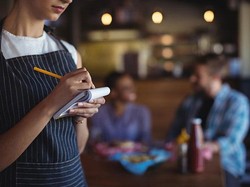 Pelayan Kesal Dapat Pelanggan Banyak Minta dan Bayar Pakai Recehan