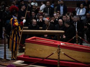 Penghormatan Jenazah Paus Fransiskus Berakhir, Dihadiri Sekitar 250.000 Orang