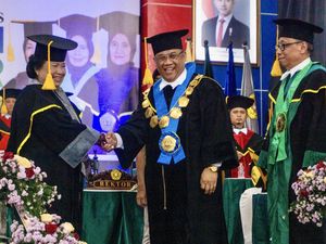 UPN Veteran Jatim Kukuhkan 5 Guru Besar, Satu Gubes Punya Terobosan Ekonomi UPN Veteran Jatim Kukuhkan 5 Guru Besar, Satu Gubes Punya Terobosan Ekonomi