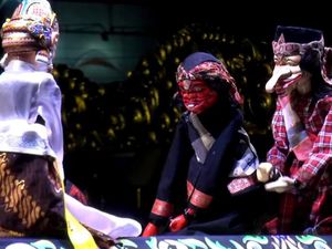 Pentas Wayang Golek di Lapang Merdeka Sukabumi Diserbu Warga Pentas Wayang Golek di Lapang Merdeka Sukabumi Diserbu Warga